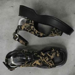 Босоножки через палец