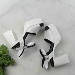 Белые босоножки на каблуке