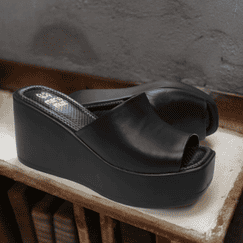 Черные сабо на танкетке