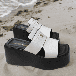 Белые сабо на черной танкетке