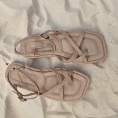 Пудровые босоножки в греческом стиле