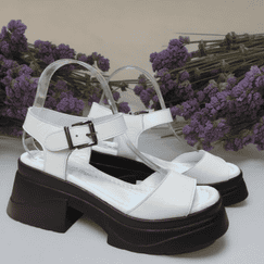 Белые босоножки на черной платформе с каблуком