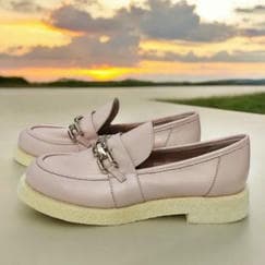 Пудровые лоферы с цепочкой