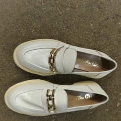 Молочные лоферы с цепочкой