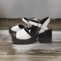 Белые босоножки на черном каблуке