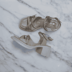 Песочные босоножки на каблуке