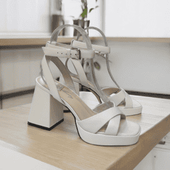 Молочные босоножки на устойчивом каблуке