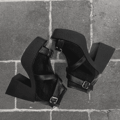 Черные босоножки с ремнями на каблуке