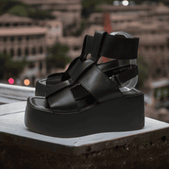 Черные босоножки с липучками на платформе