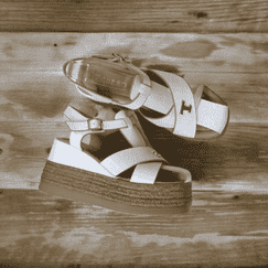 Белые босоножки на платформе