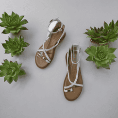 Бежевые сандалии в греческом стиле