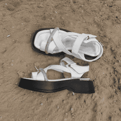 Белые босоножки со стразами