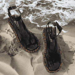 Босоножки через палец на леопардовой подошве