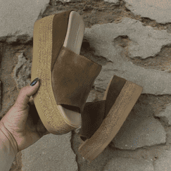 Замшевые сабо на танкетке