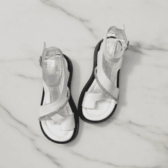 Босоножки через палец со стразами