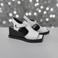 Белые босоножки на черной танкетке