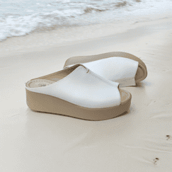 Белые глубокие сабо на танкетке