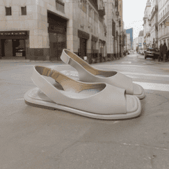 Молочные босоножки