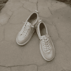 Молочные перфорированные кеды