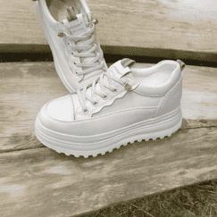 Белые кроссовки с сеткой на высокой танкетке