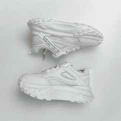 Белые кроссовки на крупной подошве