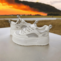 Кроссовки белые на высокой танкетке