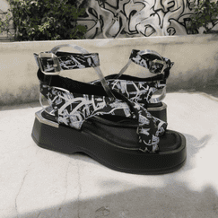 Босоножки через палец с белым принтом