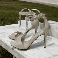 Молочные босоножки на шпильке